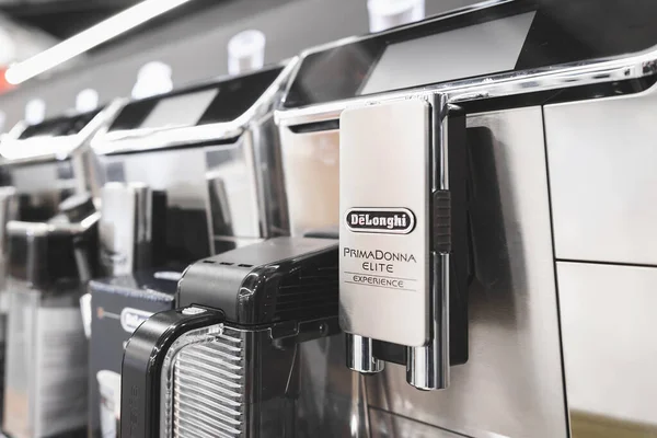 DeLonghi Prima Donna profesyonel kahve makinesini masada deneyimledi. Almaty, Kazakistan - 15 Nisan 2023