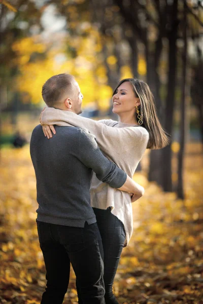 幸せな恋人のカップルは 日付に秋の公園で踊ります — ストック写真