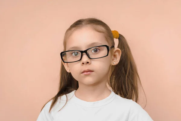 Dikdörtgen Optik Gözlüklü Anaokulu Çocuğunun Portresi — Stok fotoğraf
