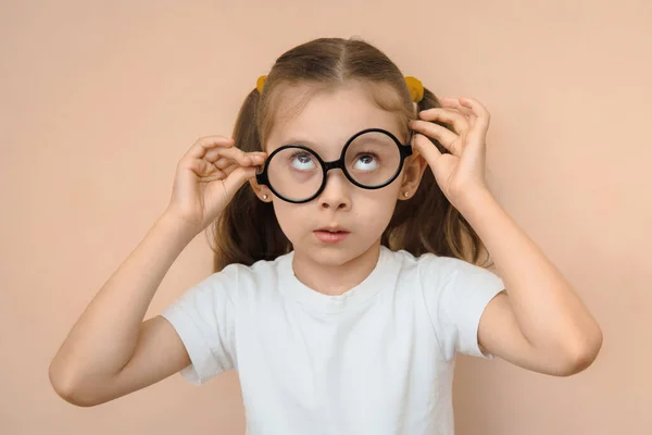 Lkokul Çağındaki Kafası Karışmış Küçük Kız Ilk Kez Gözlük Taktı — Stok fotoğraf