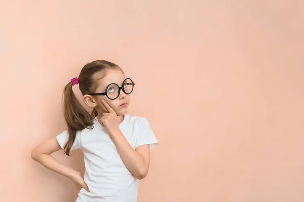 Lkokul Çağının Düşünceli Zeki Kızı Yuvarlak Gözlükleriyle Fotokopi Çekilen Pembe — Stok fotoğraf