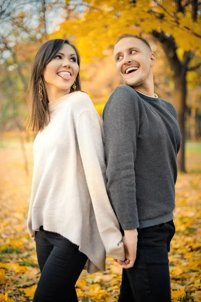 若い笑顔のカップルは 秋の公園で週末に一緒に過ごす時間を見て — ストック写真
