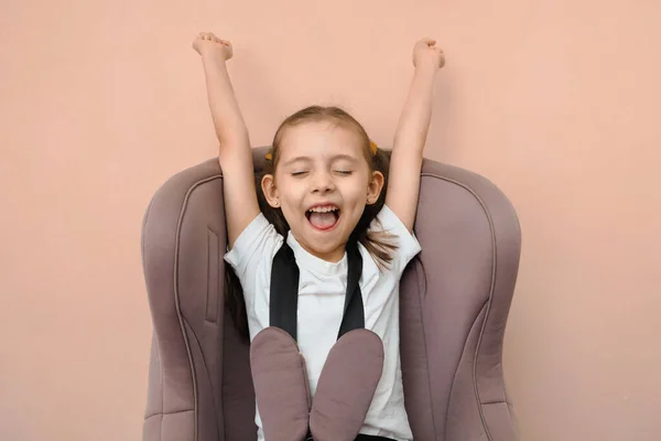 Engraçado Menina Caucasiana Feliz Idade Escolar Primária Viaja Amarrado Assento Fotos De Bancos De Imagens