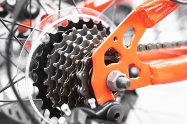 Bir dağ bisikletinin arka tekerleğindeki değişken yıldızlarla yakın plan, seçici yumuşak odak.