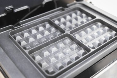 Ev yemeği için 4 bölümlük yeni elektrikli waffle makinesinin yakın çekimi.