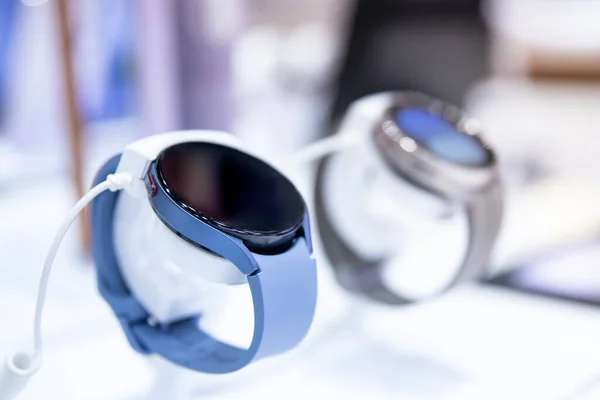 Smart Watch Vetrina Negozio Elettronica Gadget — Foto Stock