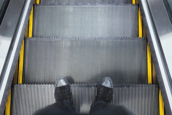 Yürüyen Merdivende Duran Spor Ayakkabılı Bacakların Üst Görüntüsü — Stok fotoğraf