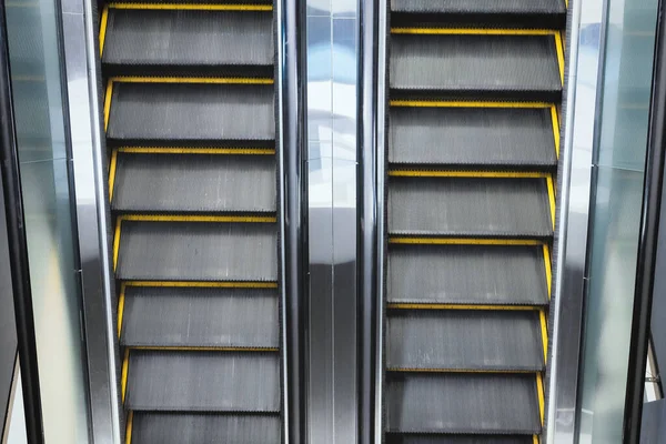 Kamu Binasının Içinde Zıt Yönde Yürüyen Merdivenin Üst Görüntüsü — Stok fotoğraf