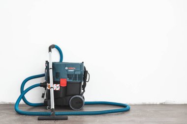 Yenilenmiş bir odada Bosch endüstriyel elektrik süpürgesi. Almaty, Kazakistan - 18 Mart 2023