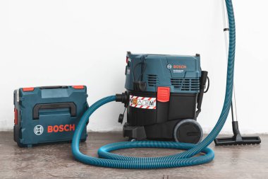 Bosch profesyonel endüstriyel elektrikli süpürge ve bosch l-box kutusu. Almaty, Kazakistan - 18 Mart 2023