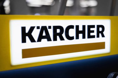 Mağazadaki dekoratif duvardaki KARCHER logosuna yakın plan. Almaty, Kazakistan - 15 Nisan 2023