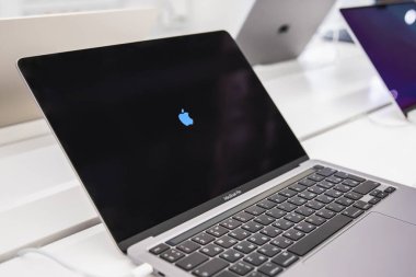 Macbook dizüstü bilgisayarlar elmacıda duruyor. Almaty, Kazakistan - 15 Nisan 2023