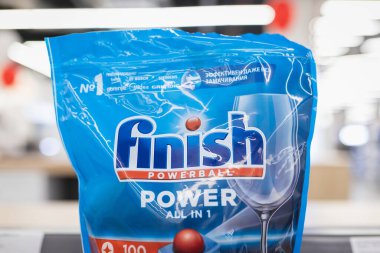 Bulaşıkçılar için deterjan paketinin üzerindeki FINISH logosu. Almaty, Kazakistan - 16 Nisan 2023