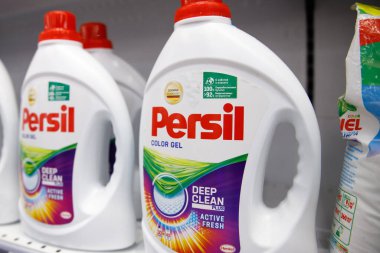 Persil 'in çamaşırları için mağazadaki bir rafta çamaşır jeli. Almaty, Kazakistan - 15 Nisan 2023