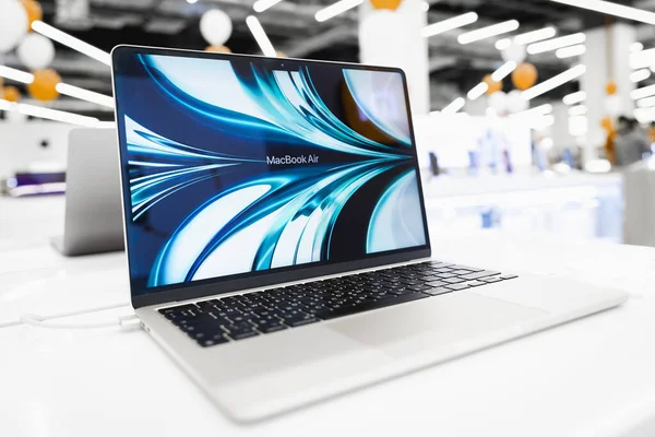 Macbook Air mağazadaki masanın üzerinde çalışıyor. Almaty, Kazakistan - 15 Nisan 2023