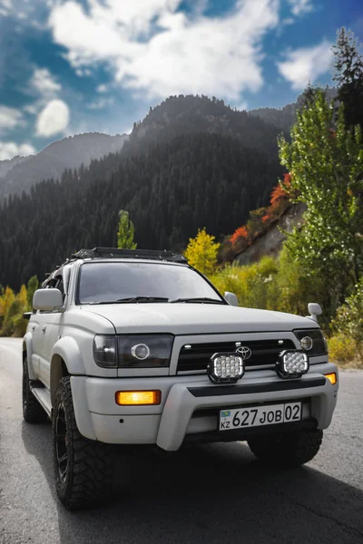 Offroad Vit Bil Toyota Bergsvägen Helg Semester Bil Äventyr Almaty — Stockfoto