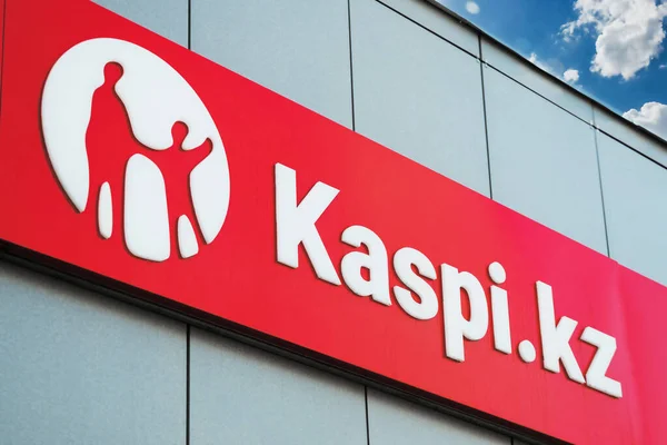 Підписка Логотипом Kaspi Bank Будівлі Над Вхідною Групою Алмати Казахстан Ліцензійні Стокові Фото