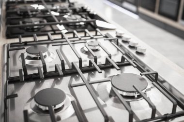 Dükkanda 4 tane kullan-at benzin deposu var. Bir mağazanın ev aletleri bölümünde gaz ocakları var..