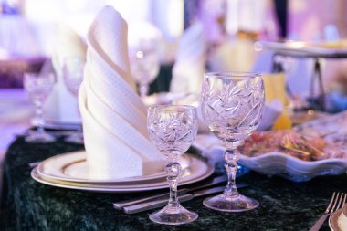 Kristal bardaklar şölen yemeğinde servis ediliyor..