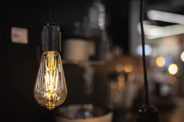 Régi Edison Lámpa Meleg Fényben Izzószálakkal Tetőtéri Étterem Belsejében Homályos — Stock Fotó