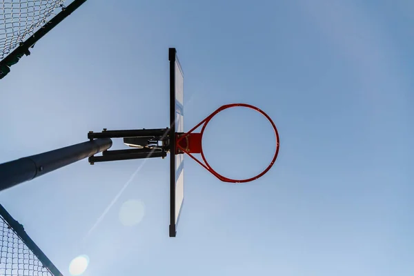 バスケットボールのフープ屋外の下のビュー 背景とコピースペースとして青空 都市ストリートスポーツゲーム — ストック写真