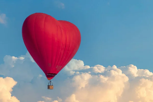 Ein Heißluftballon Form Eines Roten Herzens Fliegt Über Den Wolken — Stockfoto