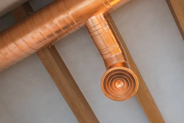 Die Klimaanlage Öffnet Sich Loft Stil Der Decke Lüftungsanlage Kupferfarbe — Stockfoto