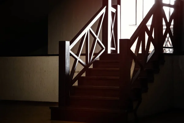 Bir Malikanenin Karanlık Tavan Arası Odasında Küçük Tahta Bir Merdiven — Stok fotoğraf