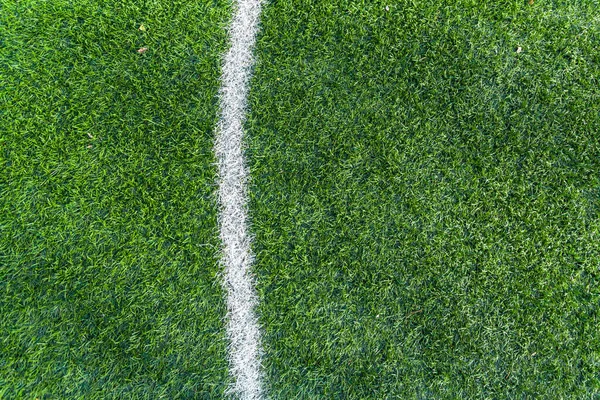 Von Oben Weiße Streifenmarkierungen Auf Dem Grünen Rasen Des Sportplatzes — Stockfoto