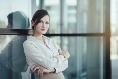 Modern bir ofis binasının önündeki başarılı beyaz bir iş kadınının portresi..