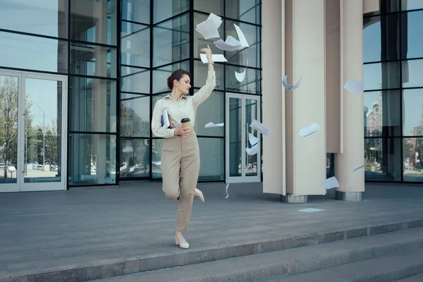 Молодая Женщина Выбегает Офисного Здания Разбрасывая Бумаги Конце Рабочего Дня — стоковое фото