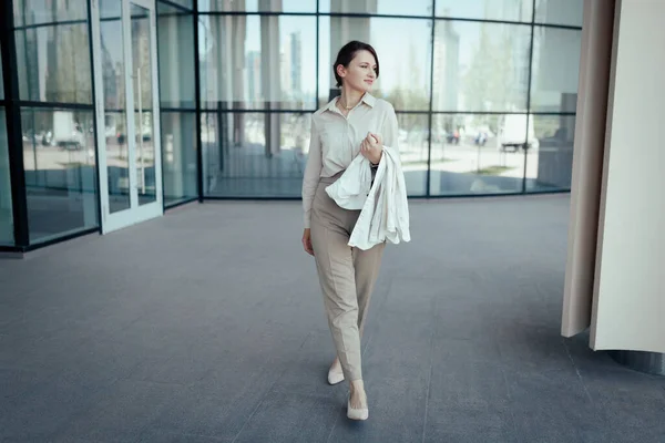Framgångsrik Kaukasisk Affärskvinna Kostym Kommer Modern Kontorsbyggnad — Stockfoto
