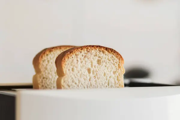 Κομμένο Φρέσκο Ψωμί Εισάγεται Μια Λευκή Τοστιέρα Επιλεκτική Μαλακή Εστίαση — Φωτογραφία Αρχείου