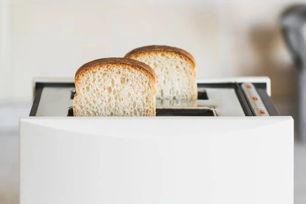 Λευκή Τοστιέρα Λευκό Ψωμί Φωτεινή Κουζίνα Επιλεκτική Μαλακή Εστίαση Υψηλό — Φωτογραφία Αρχείου