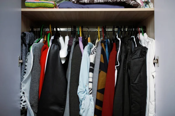 Открытый Шкаф Разнообразной Одеждой Висит Случайно Вешалках — стоковое фото