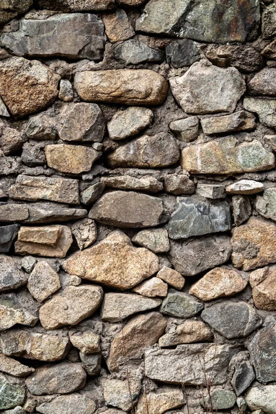 Beton Harca Yapıştırılmış Doğal Taşların Dikey Eski Arkaplanı — Stok fotoğraf