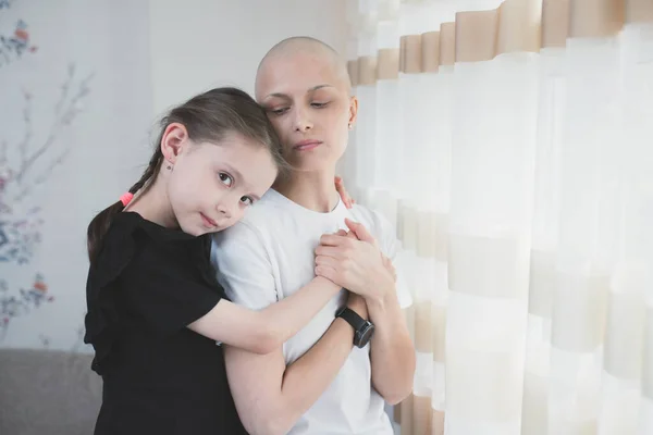 Anak Perempuan Memeluk Ibunya Dengan Diagnosis Leukemia Dekat Jendela Konsep Stok Lukisan  