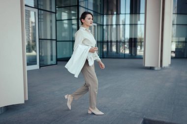 Kendine güveni tam Avrupalı 30 yaşında bir kadın işyerinden ayrılıyor..