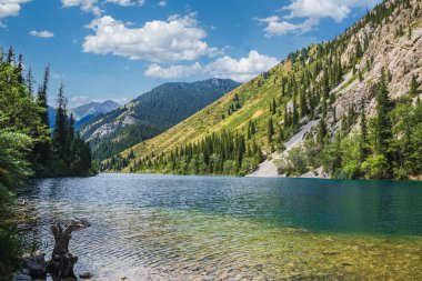 Kolsai Koldery Boğazı 'ndaki Kolsay Gölü' nün muhteşem manzarası, Kazakistan Ulusal Parkı, Orta Asya.