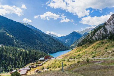 Ulusal doğa parkında turist altyapısı olan Aşağı Kolsay Dağı Gölü. Kazakistan 'ın Almaty kenti yakınlarında..