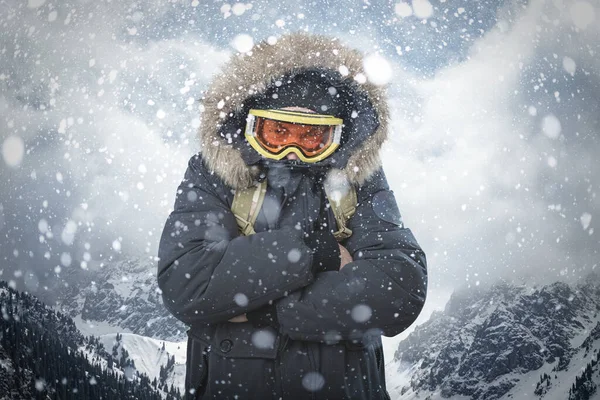 Turista Masculino Congelou Uma Caminhada Inverno Nas Montanhas Caiu Sob — Fotografia de Stock