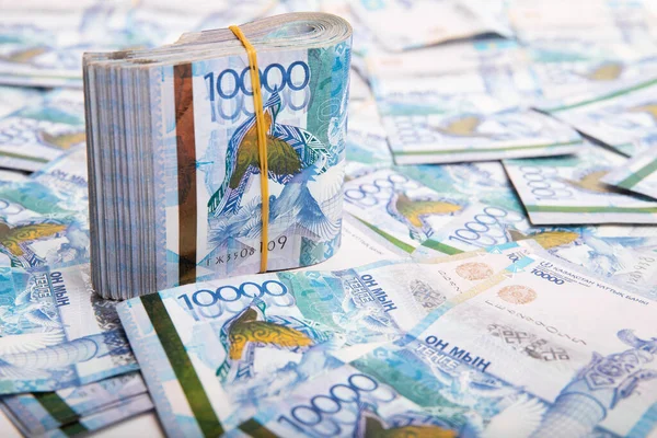 Kazahsztán Tenge Nagy Bankjegyeinek Csomagja Kazahsztáni Pénz Szétosztásának Hátterében Másolja Stock Kép