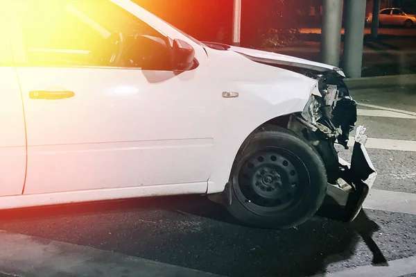 Зламаний Автомобіль Після Лобового Зіткнення Вид Збоку Нічну Аварію — стокове фото