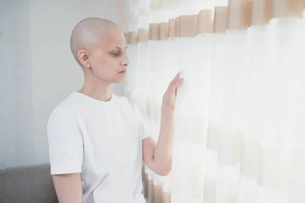 Молодий Хворий Лисий Пацієнт Онкологією Бореться Раком Дивиться Вікно Почувається Стокова Картинка