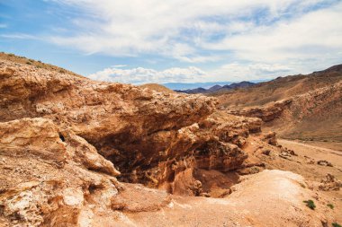 Kazakistan 'ın bozkırlarındaki Charyn Kanyonu' ndaki çorak iklim.