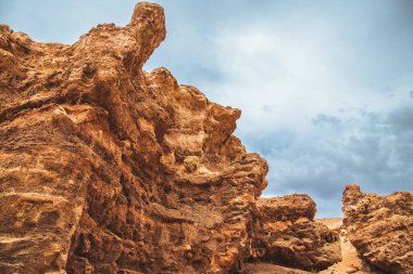 Orta Asya 'nın kurak bozkır ikliminde toprakta bulunan yumuşak mineral kayaların aşınmasıyla oluşmuş Charyn Kanyonu' nun alışılmadık formları..
