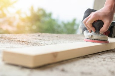 Öğütücü makinesiyle zımparalanan ahşap bir tahtaya yakın plan, boşluğu kopyala.