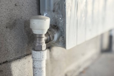 Kaba bir bitiş çizgisine monte edilmiş ısıtıcı durdurucunun yakın görüntüsü.