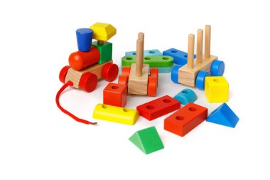 Beyaz arka planda izole edilmiş farklı blok ve bulmacalardan yapılmış Montessori çocuk eğitim oyuncakları..
