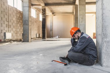 Bir inşaat işçisi bir hata yaptı ve boyutlarla ilgili bir hata yaptı. Kendi masraflarını kendisi karşılamak zorunda kalacak..